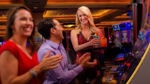 re77799 ကာစီနို Baccarat Live Table မြင်ကွင်း အချပ်ဝေနေသောဒိုင်